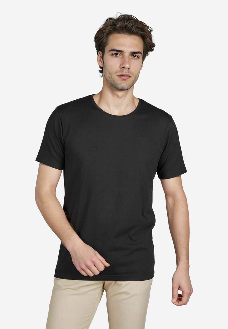 Schwarzes T-Shirt mit kurzen Ärmeln aus Baumwolle, mit rundem Ausschnitt und glatter Textur. Ein schlichtes Design ohne Muster oder Akzente.