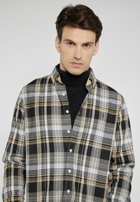 Koszula w kratę, mieszanka bawełny, kolory: czarny, szary, biały, beżowy, długie rękawy, zapięcie na guziki z logo na klatce piersiowej.