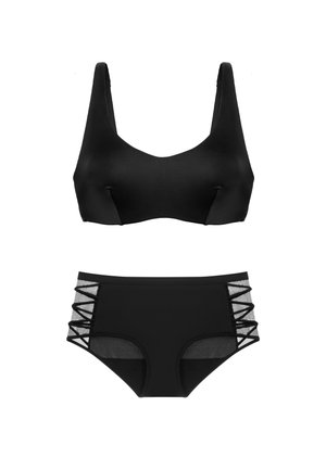 Czarny top bikini z szerokimi ramiączkami i dekoltem w serek; dół o wysokim stanie z siateczkowymi panelami i krzyżującymi się detalami po bokach.