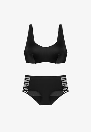 Czarny top bikini z szerokimi ramiączkami i dekoltem w serek; dół o wysokim stanie z siateczkowymi panelami i krzyżującymi się detalami po bokach.