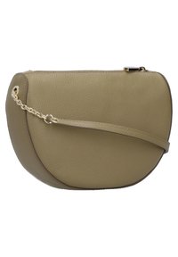 Olivgrünes Lederhandtasche mit einer halbkreisförmigen Form, Reißverschlussverschluss und einem goldenen Kettenriemen. Texturierte Oberfläche mit kontrastierenden Nähten.