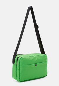 Mads Nørgaard BEL ONE CAPPA BAG UNISEX - Mala a tiracolo - classic green