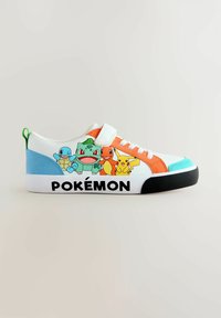 Weiße Sneaker mit bunten Pokémon-Grafiken featuring Schiggy, Bisasam, Glumanda und Pikachu. Klettverschluss, schwarze Gummisohle.