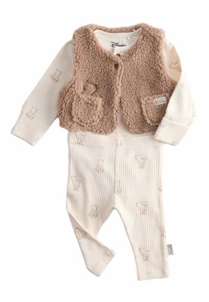 Beige ribbet babyoutfit med bjørneprint, lange ærmer og matchende bukser, kombineret med en tan-farvet, blød vest med mærket "Classic Pooh."