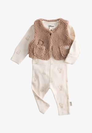 Beiger, gerippter Babystrampler mit Bärenmotiven, langen Ärmeln und passenden Hosen, kombiniert mit einer beige-flauschigen Weste mit der Aufschrift "Classic Pooh."