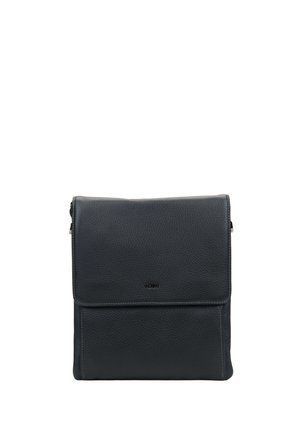 Geantă crossbody din piele neagră texturată, cu închidere cu clapetă, cusături minime și un mic logo în relief în centrul din față.