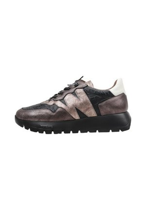 Sneakers z teksturowanym czarnym i brązowym skórzanym wierzchem, czarnymi akcentami i grubą czarną podeszwą; cechy to okrąły nos i zapięcie na sznurowadła.