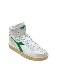 Sneaker alta con tomaia in pelle bianca, dettagli verdi, punta perforata e lacci bianchi. Presenta una suola in gomma testurizzata.