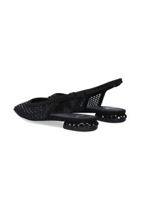 Bailarinas negras con diseño de malla, adornadas con rhinestones en la puntera y el talón, con un tacón bajo y redondeado.