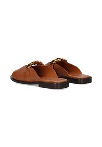 Chanclas de cuero marrón sin hebillas, con una parte superior ancha que presenta un acento de cadena y una suela plana y lisa. Sin patrones ni texturas visibles.