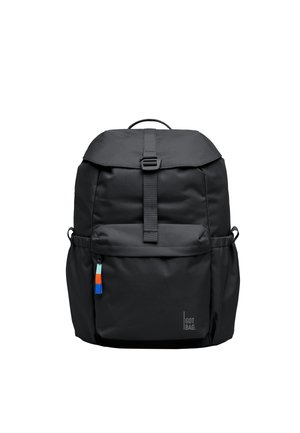 Zaino nero con patta superiore e fibbia, tasca frontale con zip con cursore tricolore e tasche laterali su sfondo bianco.