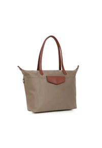 Borsa tote beige realizzata in nylon resistente con manici e patta in pelle marrone. Presenta una chiusura con zip e semplici dettagli di cucitura.