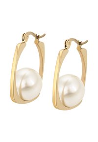 Orecchini color oro con un design geometrico, caratterizzati da grandi perle bianche lisce sospese all'interno di telai aperti.
