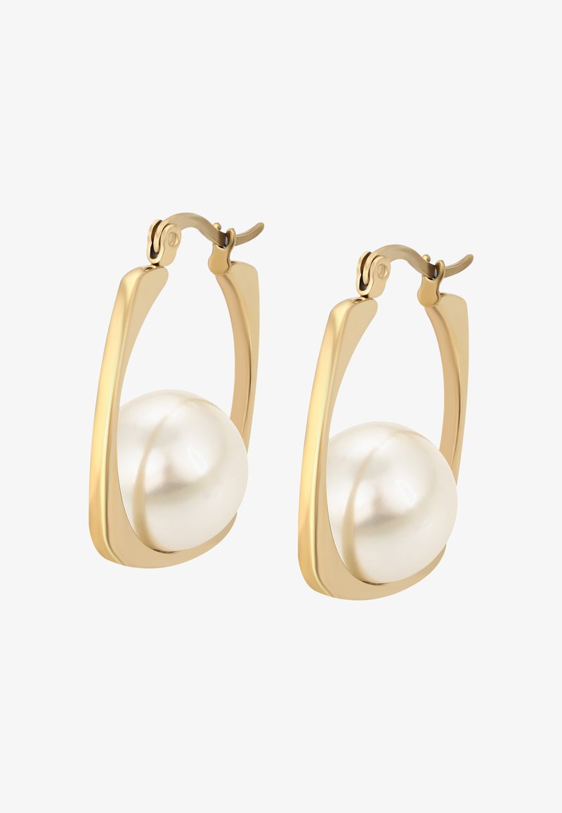 Orecchini color oro con un design geometrico, caratterizzati da grandi perle bianche lisce sospese all'interno di telai aperti.