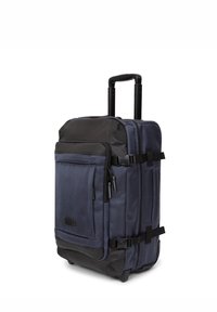 Bolsa de viaje con ruedas en malla color marino con acentos negros, asa doble y múltiples compartimentos con cremallera para organización. Superficie texturizada.