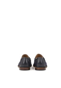 Pantofi loafers din piele navy, cu un finisaj neted, accente maronii pe talpă și spate rotunjit, proiectați pentru a fi ușor de încălțat.
