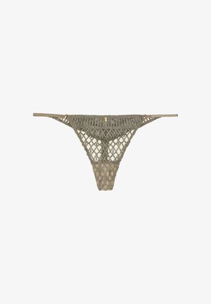 Culotte style string avec un design en maille métallique et un motif losange en mesh de couleur vert olive, avec des fines bretelles latérales et un petit charm doré au centre devant.
