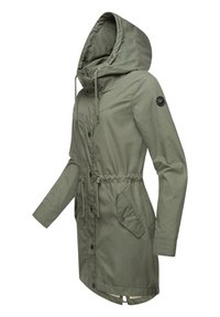 Veste longue à manches longues de couleur vert olive, avec capuche, taille ajustable par cordon, fermeture par boutons et poches latérales. Comprend un détail de patch sur l'épaule.