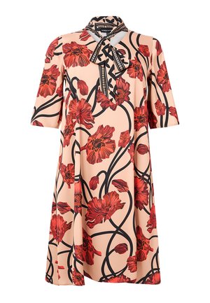 Blumenförmiges Kleid in einem Pfirsichton, mit roten Mohnblumenmotiven und schwarzen Umrandungen. Mit Kragen und einer Schleife am Ausschnitt, kurzen Ärmeln und A-Linien-Silhouette.
