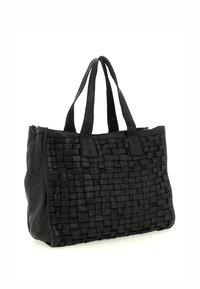 Borsa tote in pelle nera intrecciata con due manici allungati e una superficie texture. Presenta una chiusura con zip e piccoli dettagli decorativi sui manici.