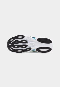 Σόλα λευκού και τιρκουάζ παπουτσιού τρεξίματος με μαύρα ελαστικά πέλματα με καμπυλωτά, οβάλ μοτίβα.