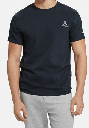 Donkerblauwe katoenen t-shirt met een ronde hals, korte mouwen en een klein wit logo op de linkerborst. Deze heeft een gladde textuur en een standaard pasvorm.