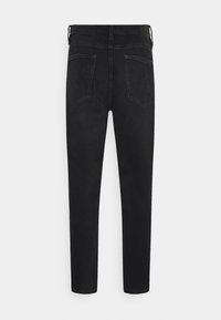 Jeans de mezclilla negra con corte ajustado, que cuentan con dos bolsillos traseros, una cinturilla recta y un diseño minimalista. Tejido texturizado con ligero estiramiento.