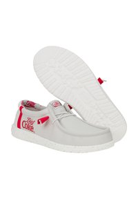 Jasnoszare buty casual z czerwonymi akcentami i brandem "Diet Coke". Miękki materiał z teksturowaną białą podeszwą z wzorem gwiazdek.
