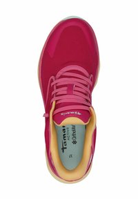 Scarpa sportiva in mesh rosa con punta rotonda, fodera interna gialla e suola chiara. Presenta lacci coordinati e un dettaglio del logo.