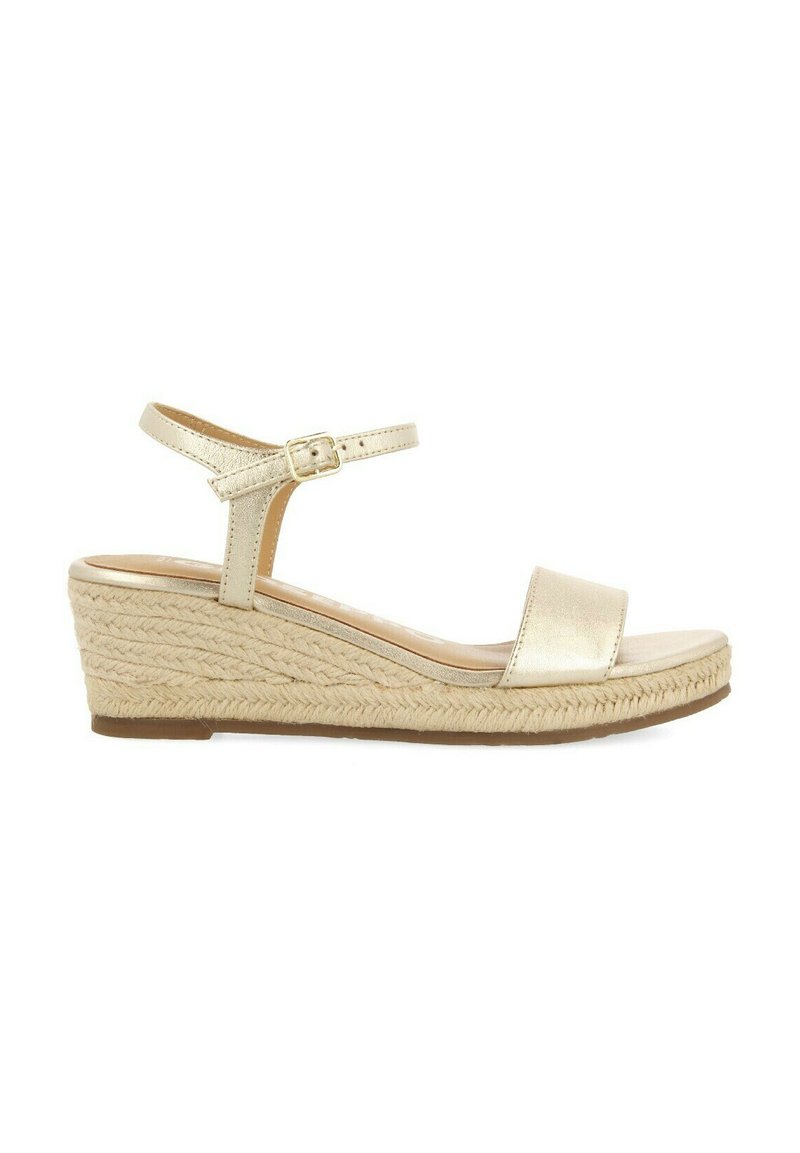 Sandale en wedge métallique doré avec un talon en jute tissé, bride de cheville avec boucle ajustable, bout ouvert et semelle intérieure lisse.