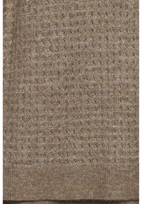 Tissu tricoté marron avec un motif texturé et de petits détails en dentelle, fini par un ourlet côtelé pour plus de structure.