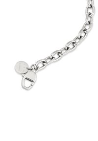 Collana in argento con anelli arrotondati, chiusura a moschettone e un piccolo tag rotondo incisa con del testo.