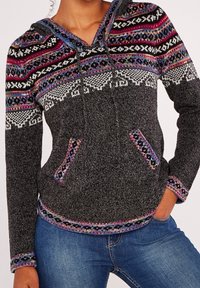 Grijze hoodie met kleurrijke gebreide patronen op de schouders, voorzien van een V-hals, twee voorzakken en geribbelde boorden en zoom.