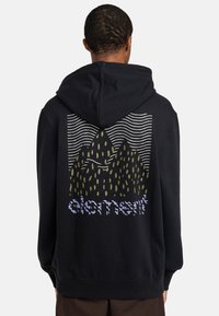 Felpa nera con cappuccio caratterizzata da una grafica di montagne con motivi verdi e testo blu. Tessuto morbido e vestibilità casual, con cappuccio regolabile.