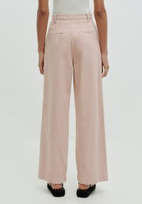 Lichte roze wijde broek in een gladde stof, met een hoge taille, achterzakken en een nette afwerking aan de zoom.