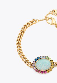 Bracciale in catena d'oro con centro ovale opalescente e un alone di pietre multicolori, dotato di chiusura a moschettone.