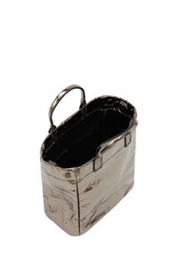 Fémes ezüst színű táska két fogantyúval. Texturált, gyűrött felület jellemzi, és fekete belső térrel rendelkezik, cipzáras zsebbel. Téglalap alakú.