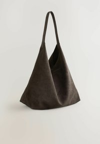 Geantă tote din suede texturat, de culoare maro închis, cu o formă triunghiulară, deschisă în partea de sus și două bretele pentru umăr; finisaj moale și interior spațios.
