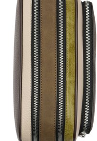 Kompaktowa torba z teksturowanej brązowej skóry, z wieloma zamkami błyskawicznymi oraz paskami w kolorach beżowym, oliwkowo-zielonym i ciemnobrązowym.