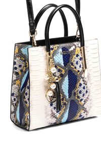 Spalvinga rankinė su mėlynų, auksinių ir baltų spalvų žvyneliais ir raštais. Turi juodas rankenas ir dekoratyvinius pakabukus.