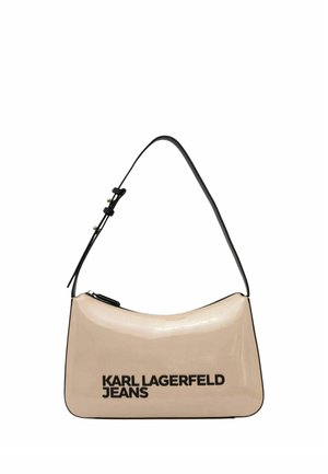 Borsa rettangolare beige con tracolla nera regolabile e "KARL LAGERFELD JEANS" stampato in nero sulla parte anteriore.
