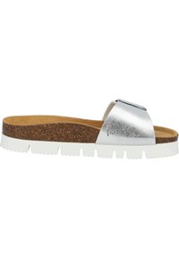 Schlappen mit silbernem Metallic-Obermaterial, Korkfußbett und weißer Gummisohle, die ein strukturiertes Design und einen verstellbaren Schnallenverschluss aufweist.