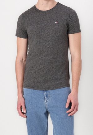 Szara koszulka z krótkim rękawem i okrągłym dekoltem, wykonana z fakturowanej tkaniny, z małym logo na piersi.