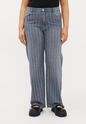 Jean en denim à jambes larges de couleur bleu foncé avec des rayures blanches verticales, présentant un design classique à cinq poches et des détails de hem brut.