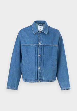 Μπλε τζιν μπουφάν με κουμπωτή μπροστινή πλευρά, γιακά, μακριά μανίκια και πιετά σχέδια, πάνω σε απλό φόντο.