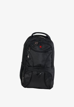 Zwarte stoffen rugzak met meerdere ritscompartimenten, een bovenhandgreep en mesh-zijvakken. Bevat rode accenten en duurzame hardware.