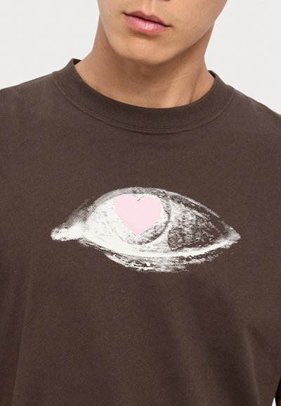 WOOD WOOD BOBBY EYE HEART  - Print T-shirt - mahogany