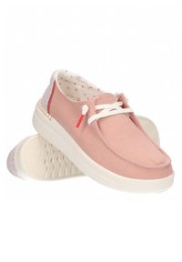 Sneakers di stoffa rosa con lacci bianchi, suola testurizzata e interno morbido con un motivo geometrico. Accenti rossi e bianchi sui lati.