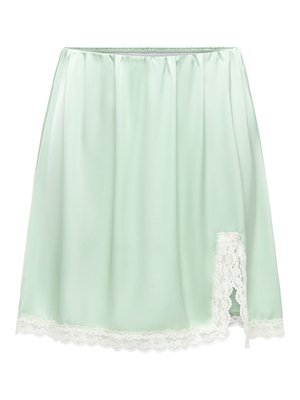 Jupe vert clair longueur genoux avec taille élastique, ornée d'un galon en dentelle blanche le long de l'ourlet et une fente en dentelle sur le côté droit.