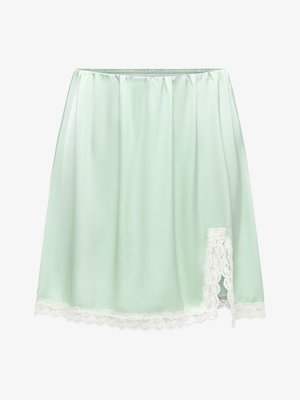 Jupe vert clair longueur genoux avec taille élastique, ornée d'un galon en dentelle blanche le long de l'ourlet et une fente en dentelle sur le côté droit.